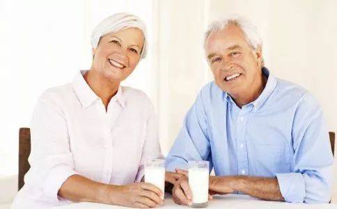 老年人适合喝羊奶粉吗？